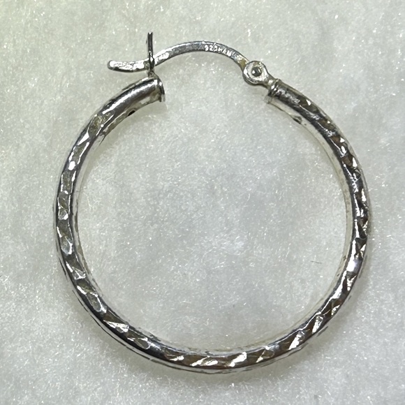 925 SILVER ENGRAVED SINGLE HOOP EARRING - Picture 6 of 11